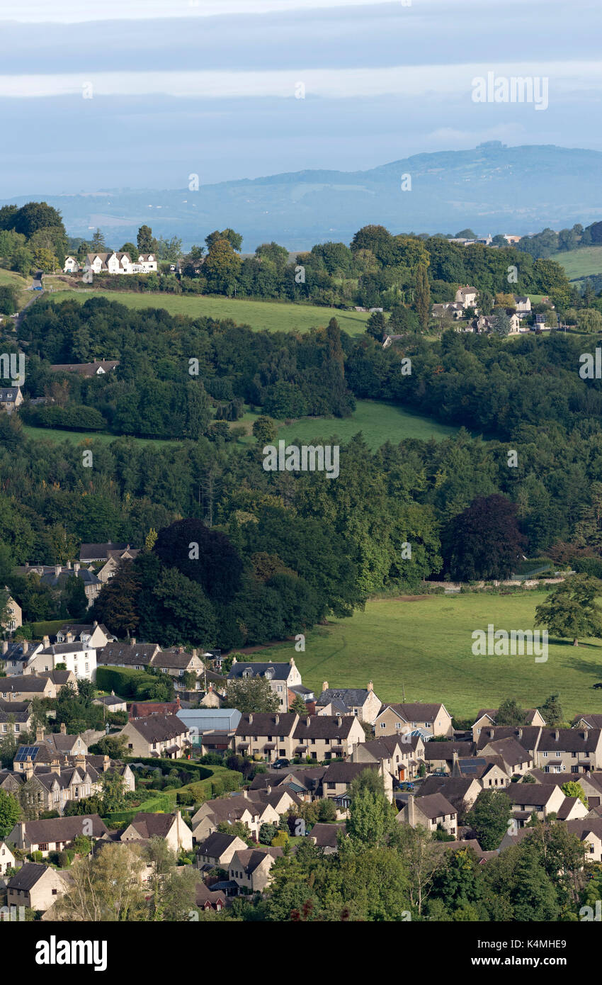 Un inizio di mattina vista da amberley gloucestershire England Regno Unito sopra il nailsworth valley e a longhope verso maggio hill. Il Southern Cotswolds regione. Foto Stock