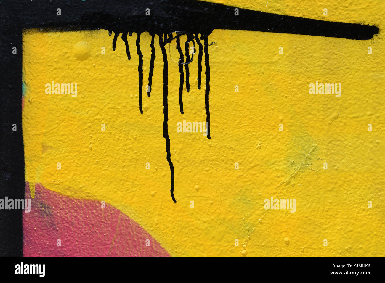 Linee nere con gocciolamento sulla vernice spray giallo parete dipinta abstract background. Foto Stock