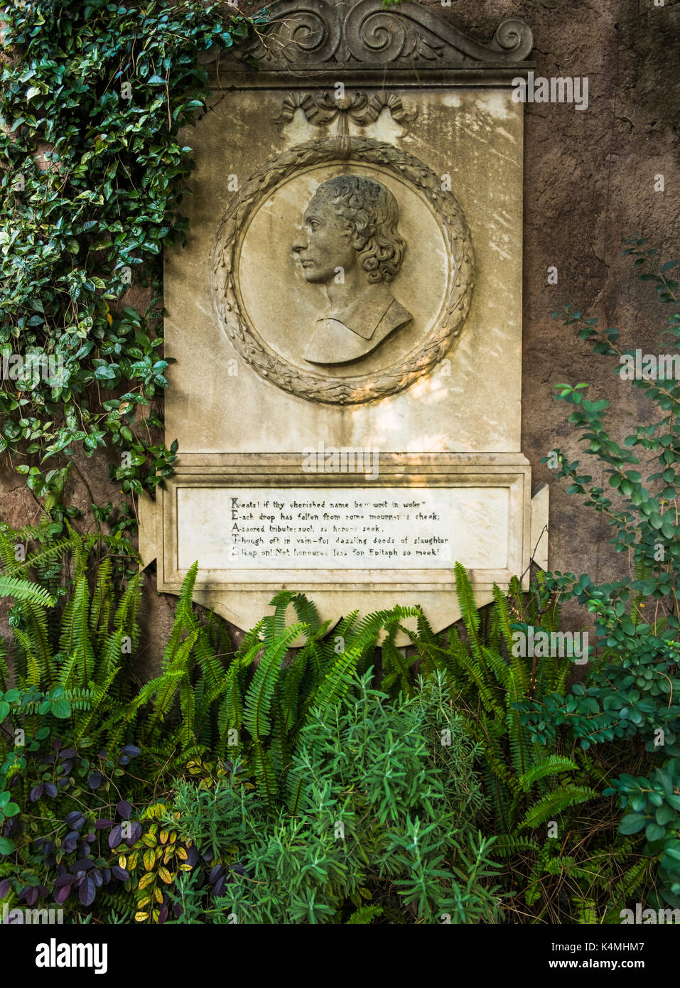 Bassorilievo in pietra lapide commemorativa per il poeta inglese John Keats al cimitero protestante, Testaccio, Roma, lazio, Italy Foto Stock
