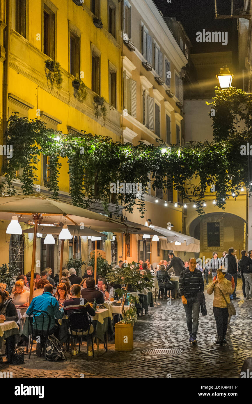 Scena di strada in trastevere di notte, Roma, lazio, Italy Foto Stock