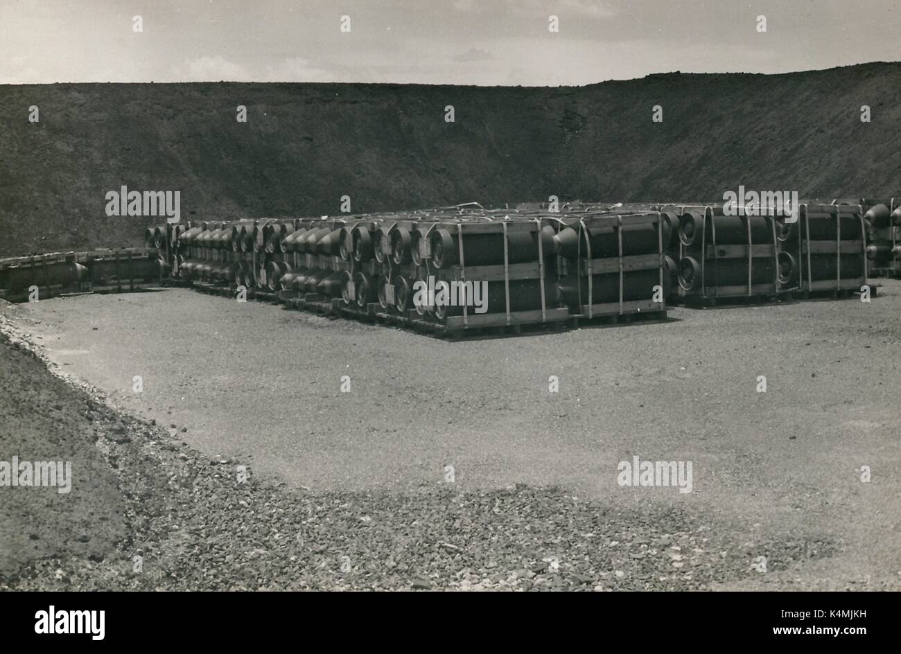 Grande deposito di munizioni con pile da proiettili di artiglieria in una base americana durante la guerra del Vietnam, 1968. Foto Stock