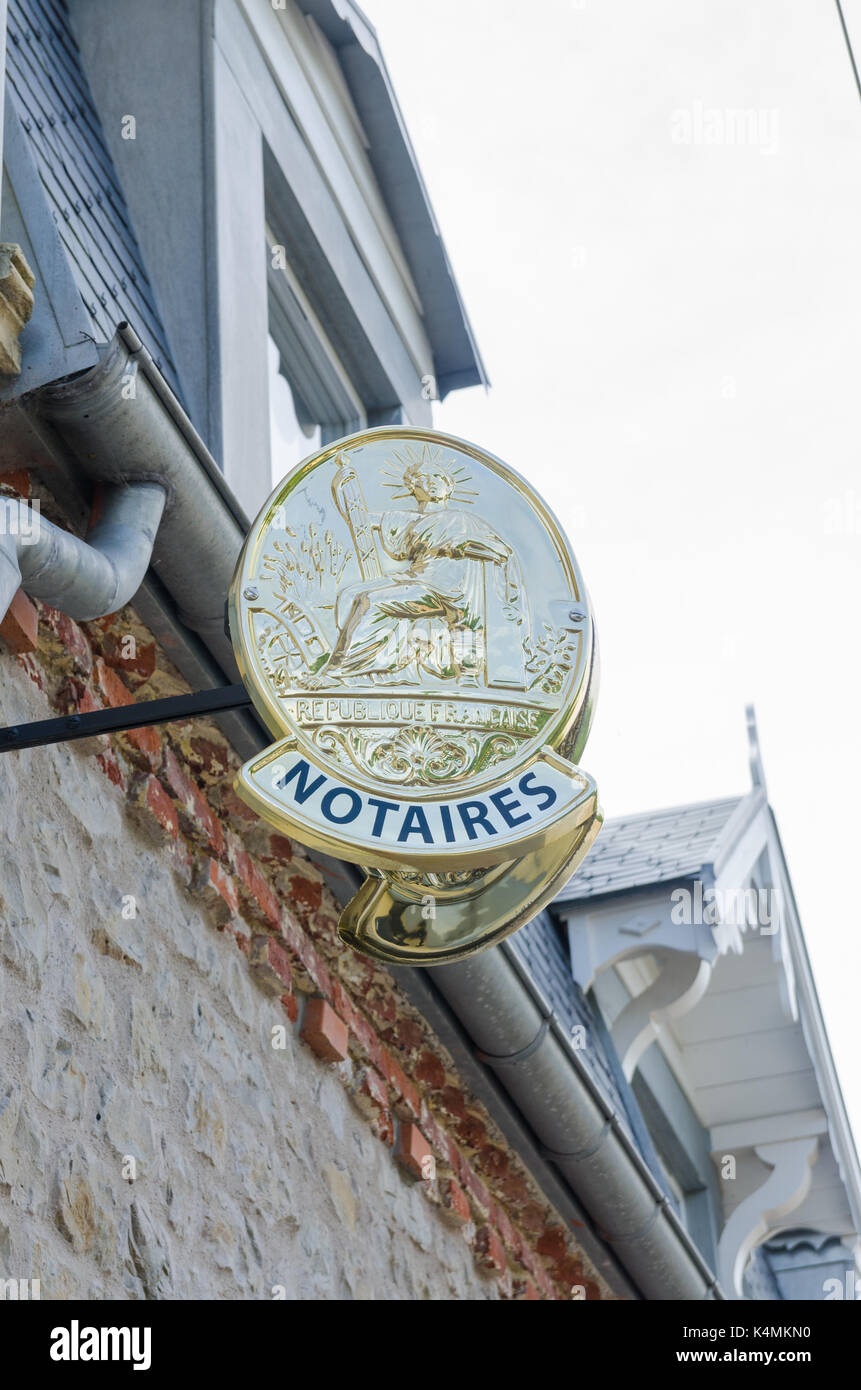 Shiny ottone lucidato segno sopra notaire o ufficio notarile nella cittadina francese di Hardinghen Foto Stock