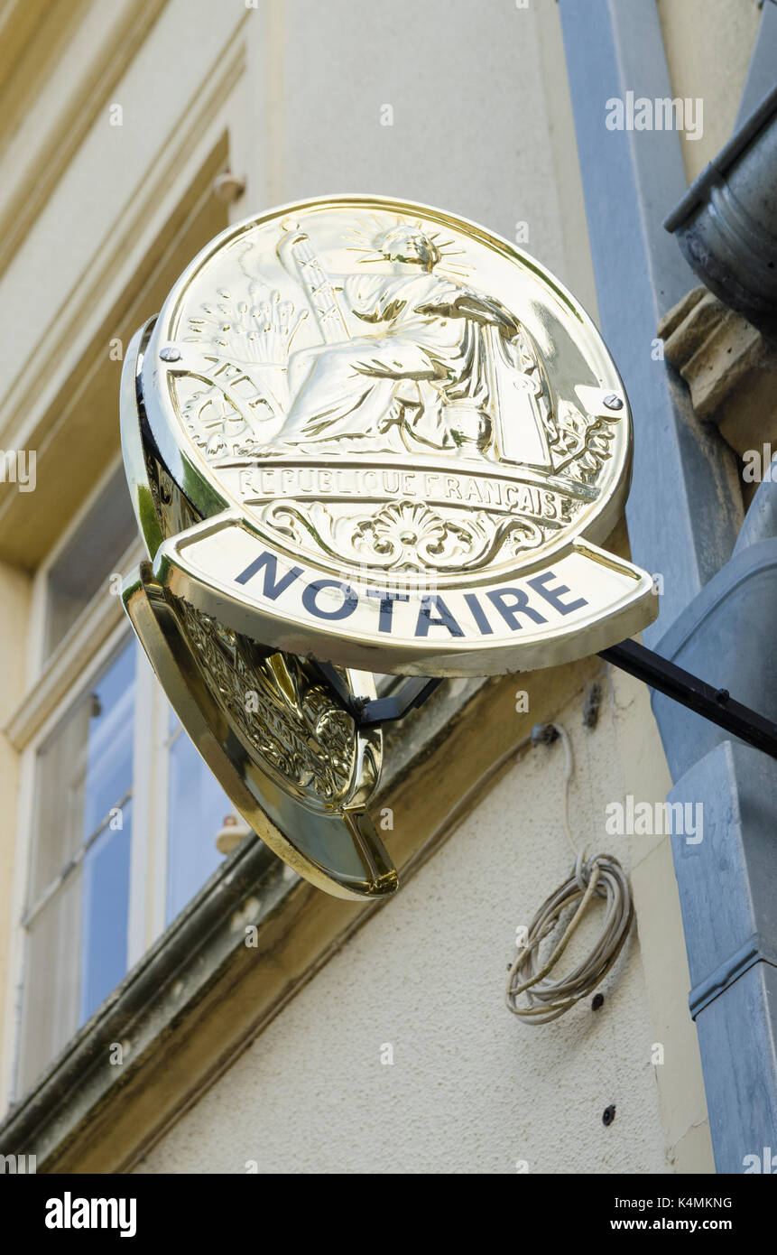 Shiny ottone lucidato segno sopra notaire o ufficio notarile nella cittadina francese di Hardinghen Foto Stock