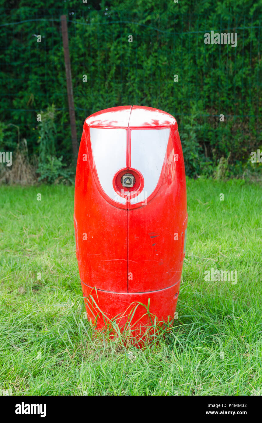 Rosso brillante su strada acqua antincendio idranti nella cittadina francese di Hardinghen Foto Stock