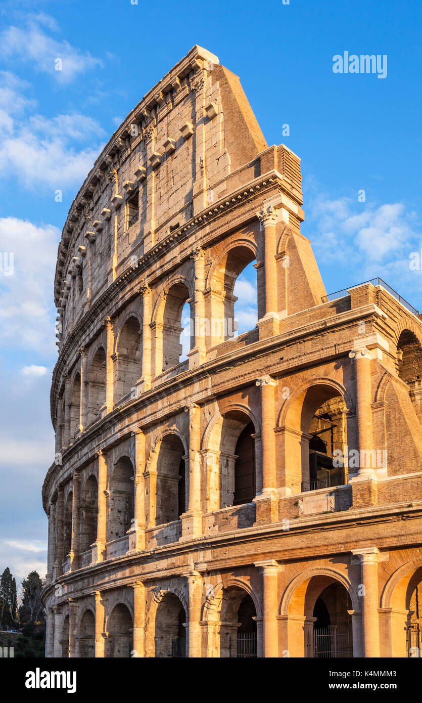 Roma ITALIA Roma Roma Colosseo o Anfiteatro Flavio la sera presto luce bassa Roma Lazio Italia Europa UE Foto Stock