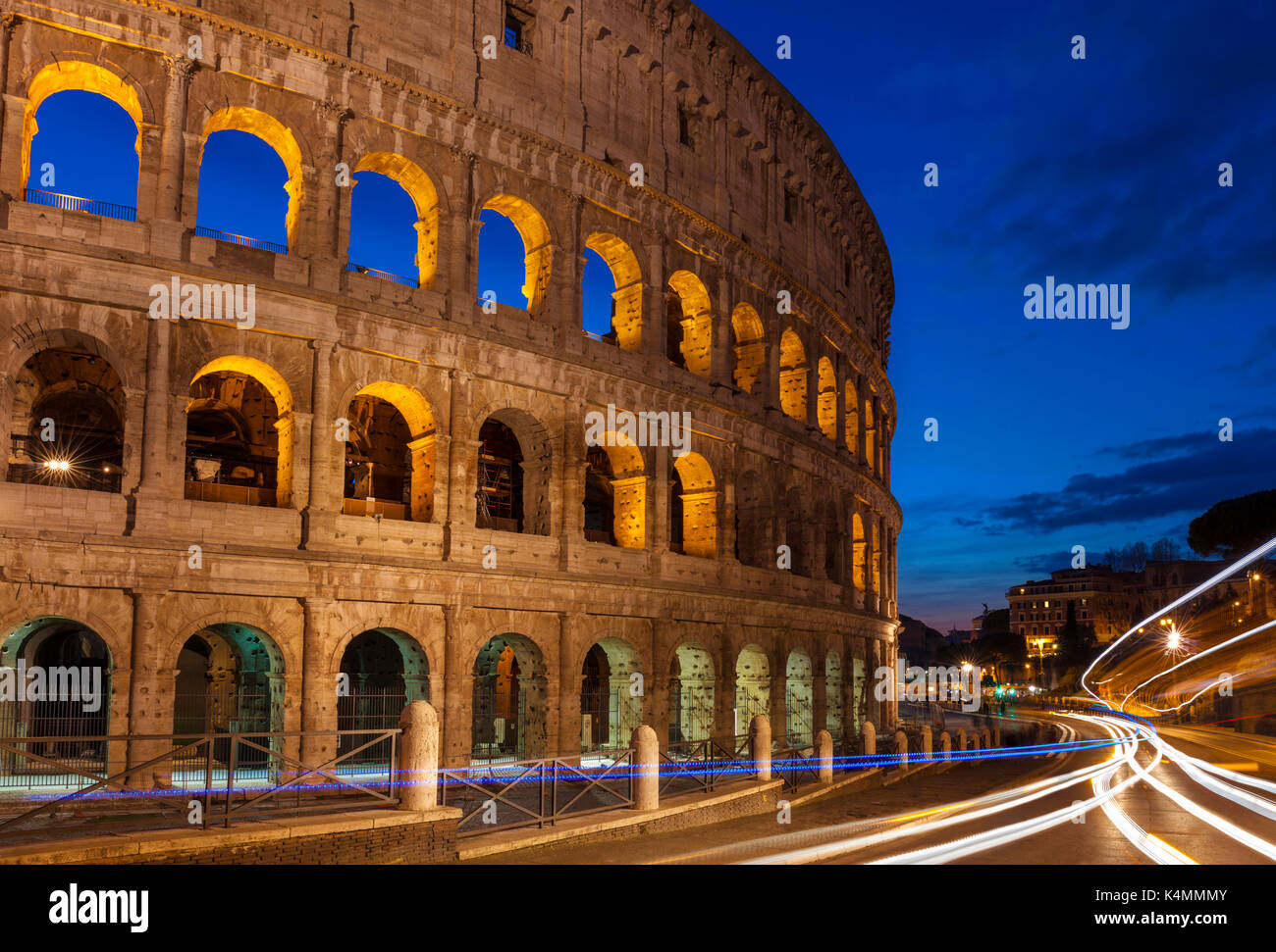 Italia Roma ITALIA Roma Colosseo o Anfiteatro Flavio di notte con semaforo sentieri Roma Lazio Italia Europa UE Foto Stock