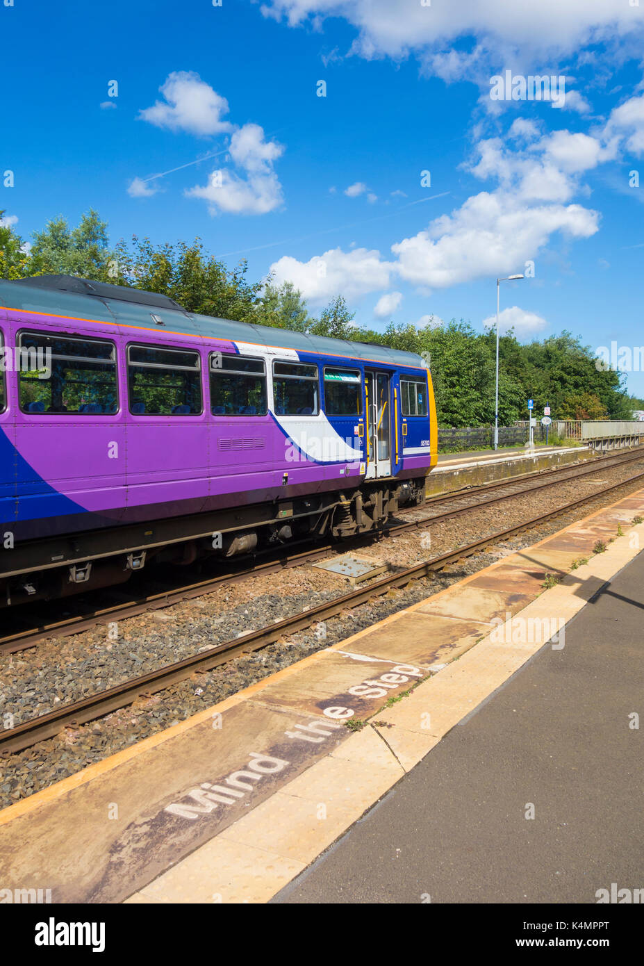 Northern line classe 144 treno Pacer sulla east coast line lasciando Seaton Carew stazione. Regno Unito Foto Stock