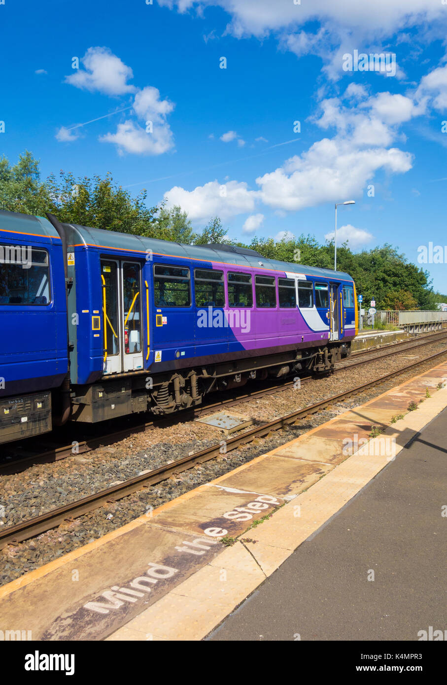 Northern line classe 144 treno Pacer sulla east coast line lasciando Seaton Carew stazione. Regno Unito Foto Stock