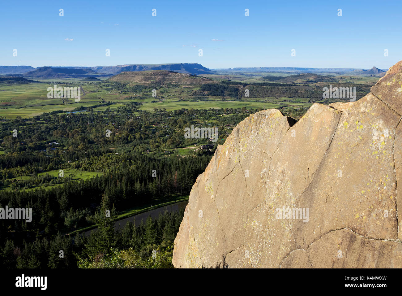 Piede di dinosauri stampe nella roccia sulle montagne alle spalle di morija guest house, Lesotho, Africa Foto Stock