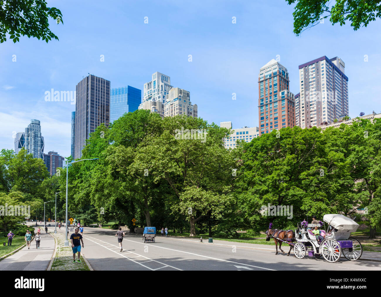 I turisti in un giro in carrozza, west drive, central park, grattacieli di Manhattan, New York skyline di New york, Stati Uniti d'America, America del nord Foto Stock