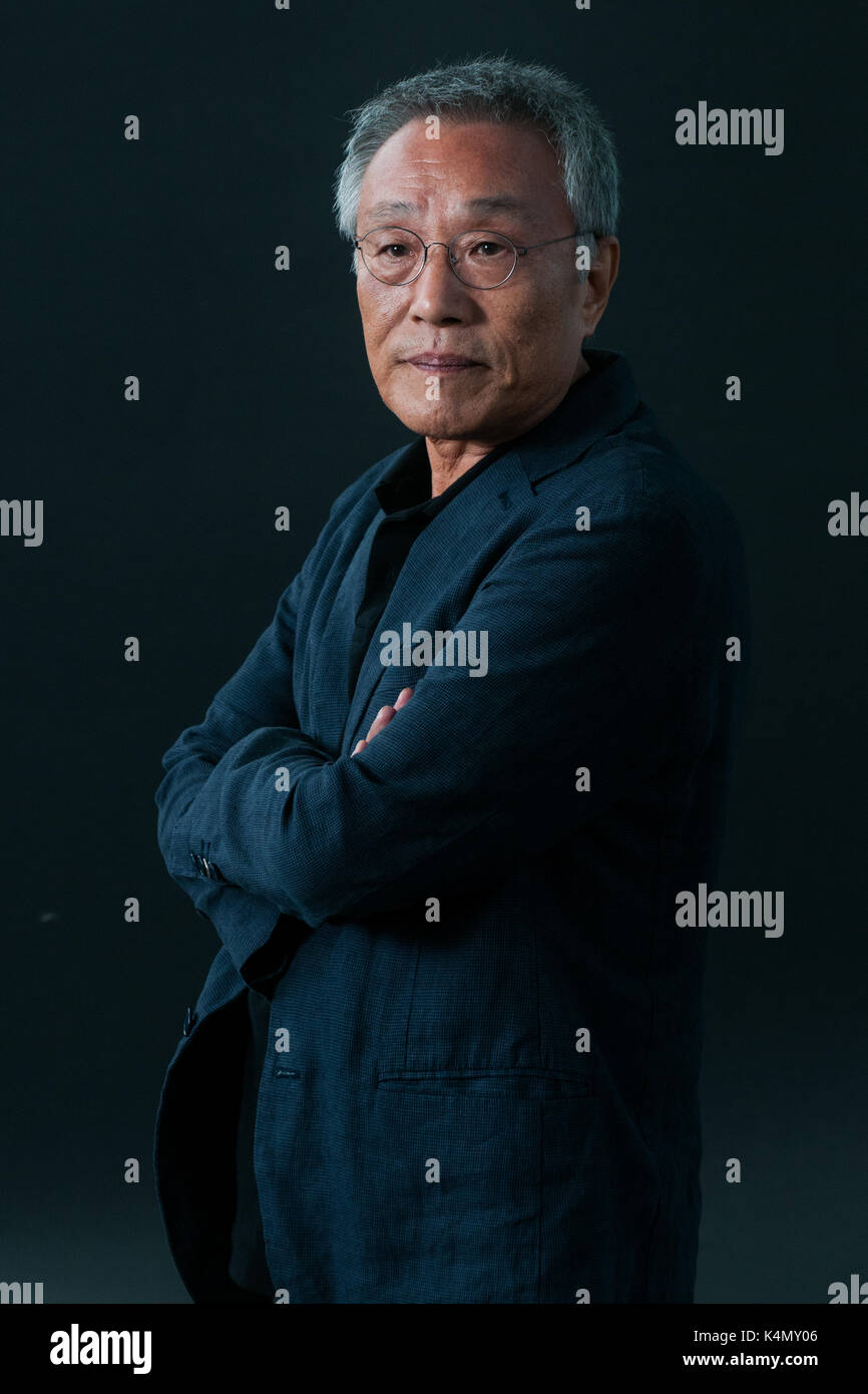 Corea del sud il romanziere hwang sok-yang assiste un photocall durante l'Edinburgh International book festival il 12 agosto 2017 a Edimburgo, Scozia. Foto Stock