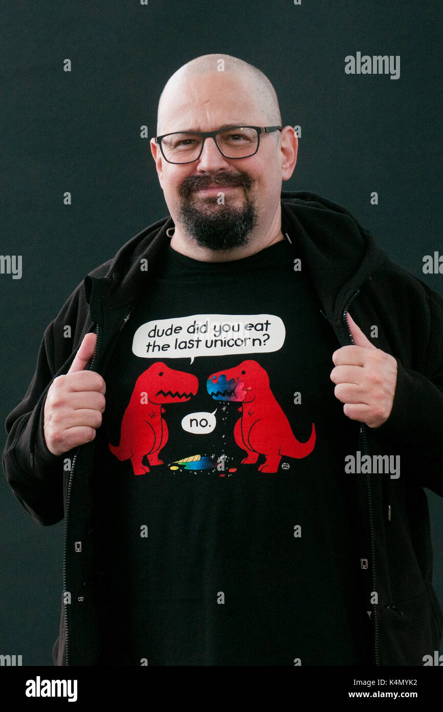 Il premiato scrittore britannico di fantascienza, lovecraftian horror, fantasy e Charles Stross assiste un photocall durante la edinburgh internationa Foto Stock