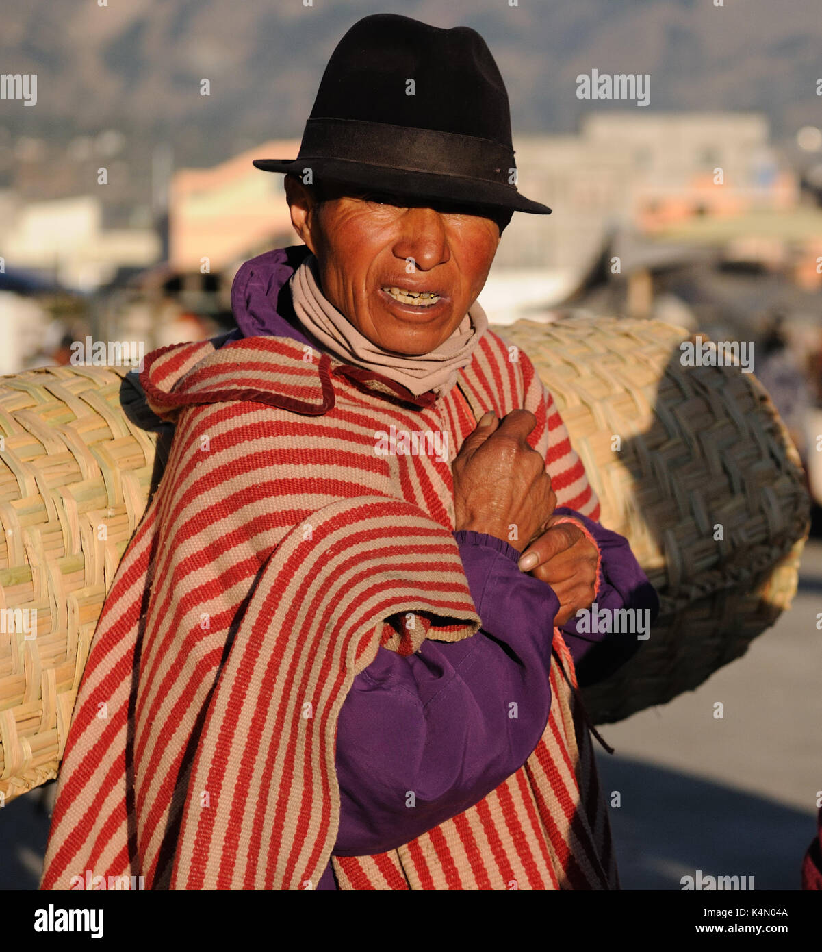 Ecuador, saquisili - Settembre 08: etnico ecuadoriana di uomini in vestiti nazionali la vendita di prodotti agricoli e di altri prodotti alimentari su un mercato in saq Foto Stock