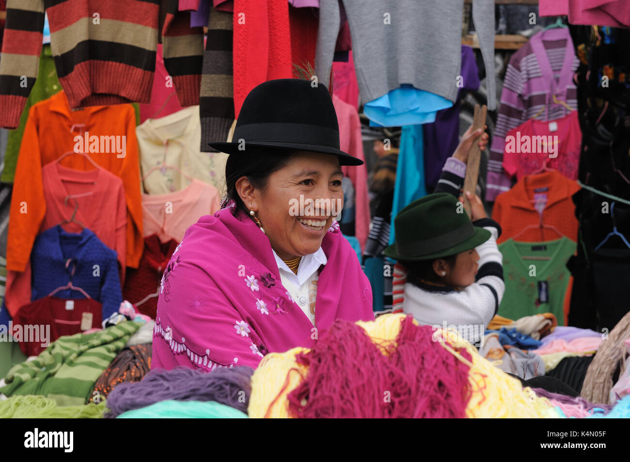Ecuador, pujili - 11 settembre: ecuadoriana donne etniche in vestiti nazionali la vendita di prodotti agricoli e di altri prodotti alimentari su un mercato in puji Foto Stock