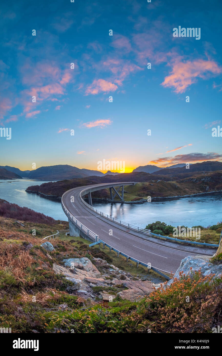 Loch un' chairn bhain, kylesku, kylesku bridge, un punto di riferimento sulla costa nord 500 itinerario turistico, Sutherland, highlands, Scotland, Regno Unito, europ Foto Stock