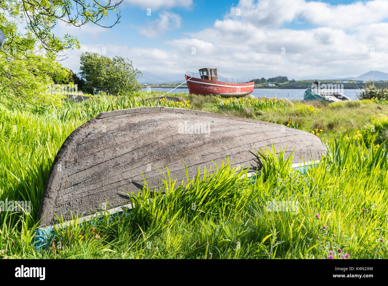 In legno barche da pesca in roundstone, nella contea di Galway, connacht provincia, Repubblica di Irlanda, Europa Foto Stock