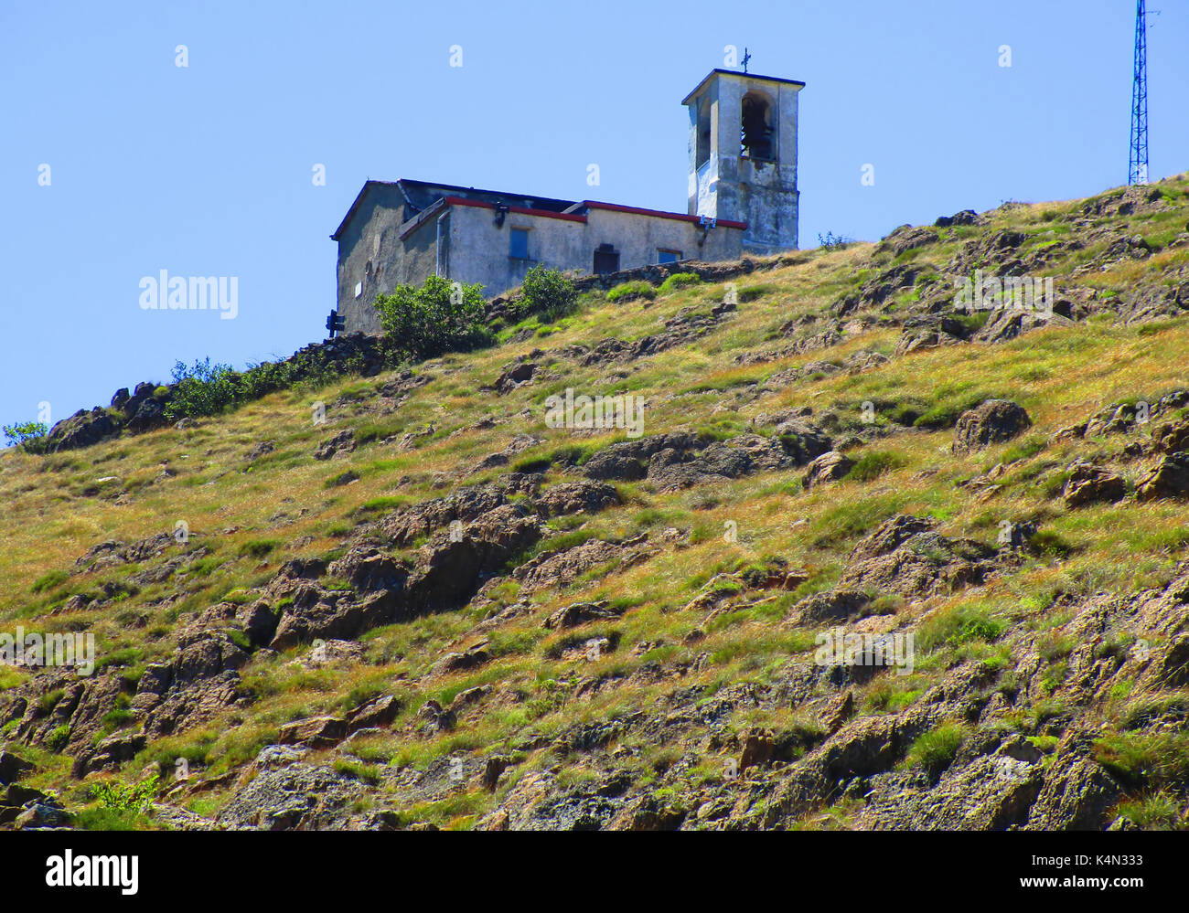 La piccola chiesa appare sulla sommità del monte Tobbio 2 Foto Stock