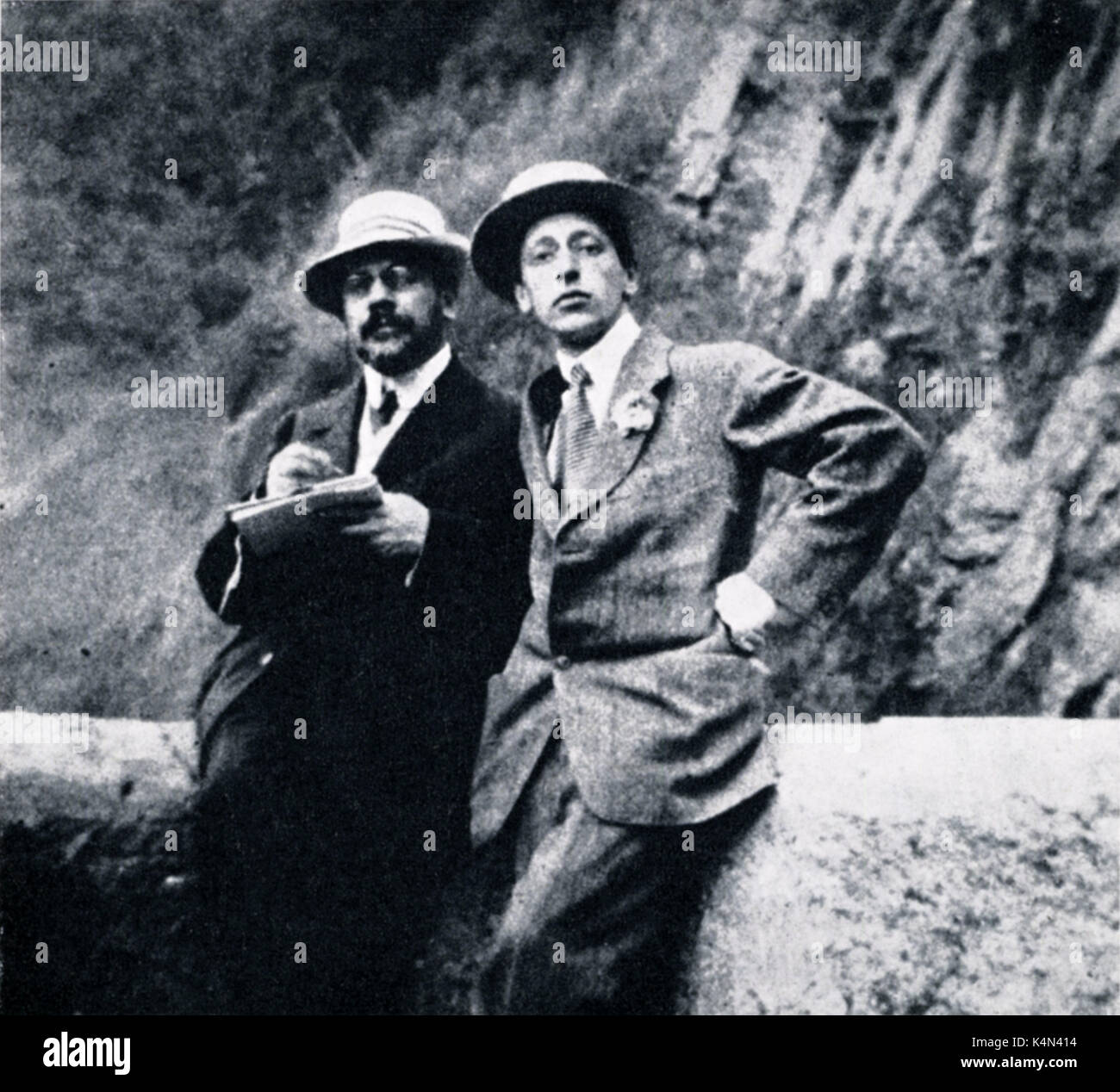 Igor Stravinsky con Alexandre Benois a Tivoli, 1911. Fotografia scattata da Tamara Karsavina. Stravinsky: Il compositore russo, 1882-1971; Benois: Russo pittore e disegnatore di balletto, 1870-1960. Foto Stock