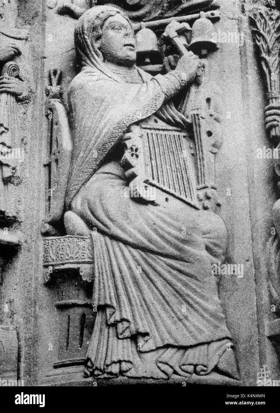 Strumenti - musicista medievale giocando a campana GLOCKENSPIEL, tenendo il salterio e FIDDLE 12thC Scultura su la cattedrale di Chartres Foto Stock