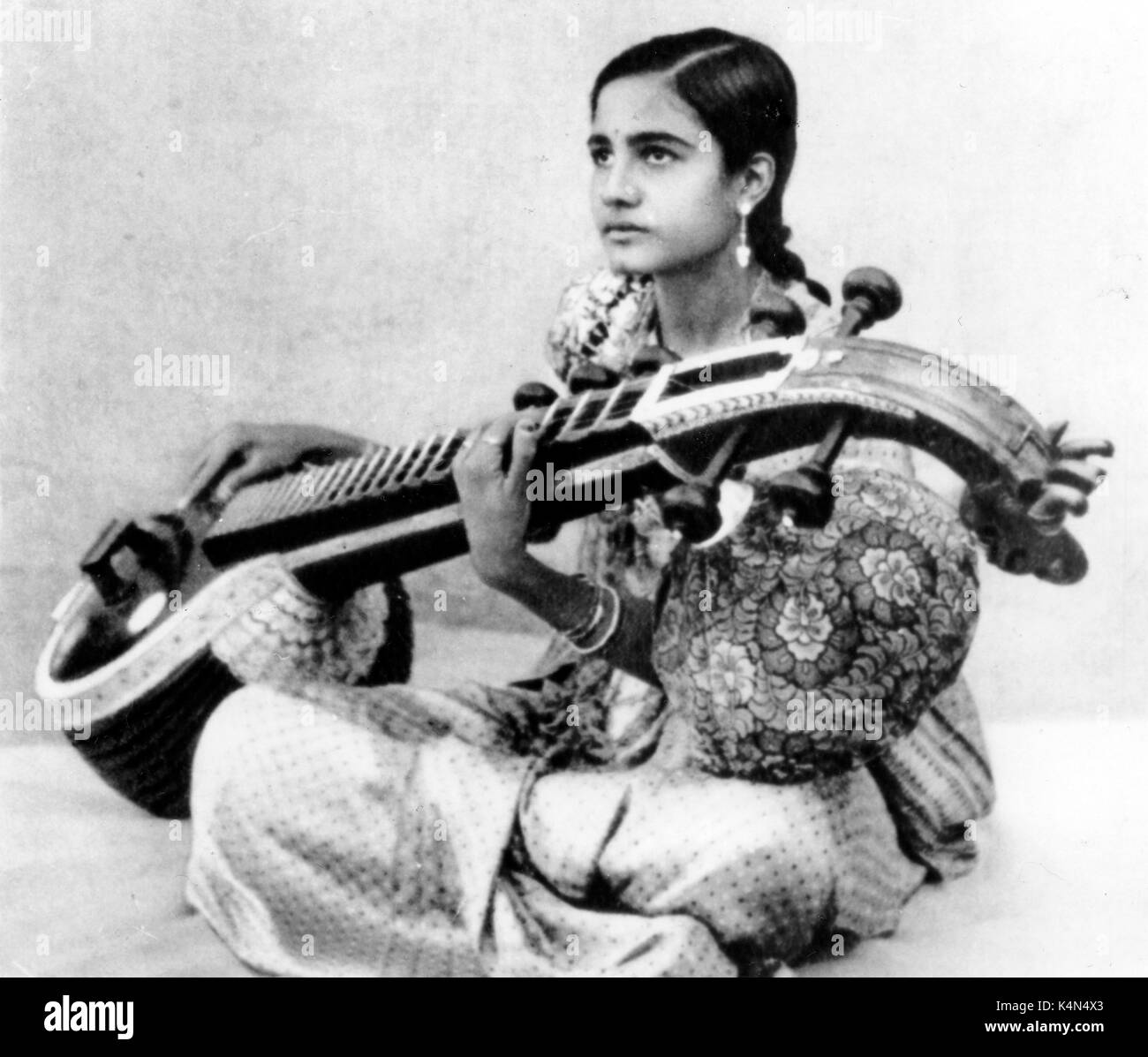 Ragazza che gioca a Vina - Indiano spennate strumento a corda con due zucche. Foto Stock