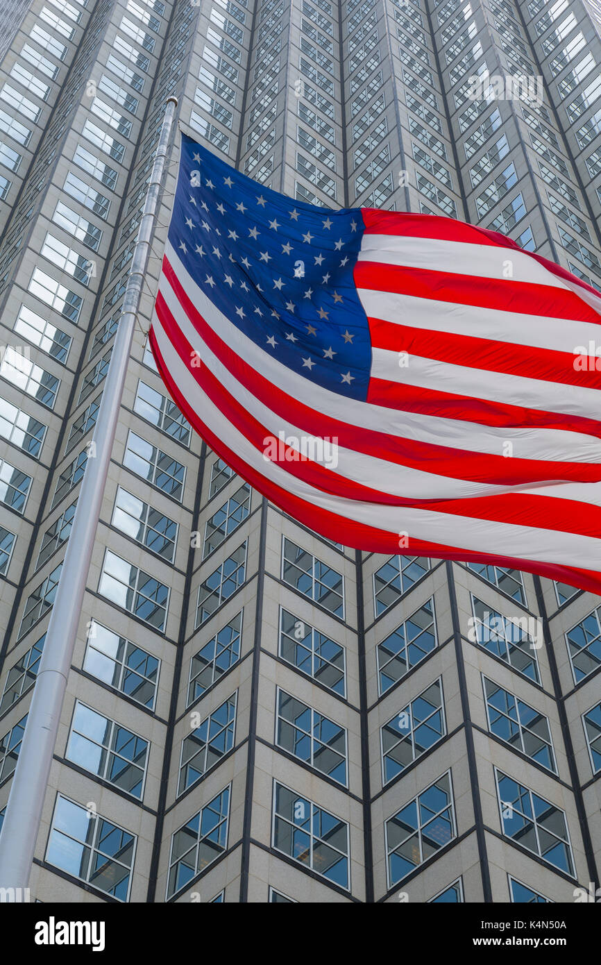 Bandiera americana contro le finestre di costruzione del grattacielo nel centro di Miami, Miami, Florida, Stati Uniti d'America, Nord America Foto Stock