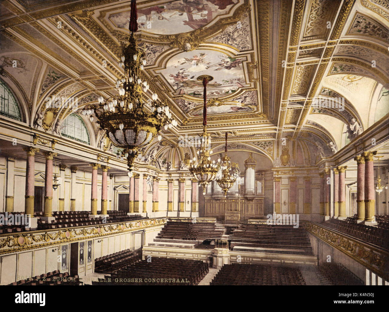 Tonhalle di Zurigo - Grande sala concerti, vista interna con lampadari. Fine del XIX secolo colorate a mano foto. Foto Stock