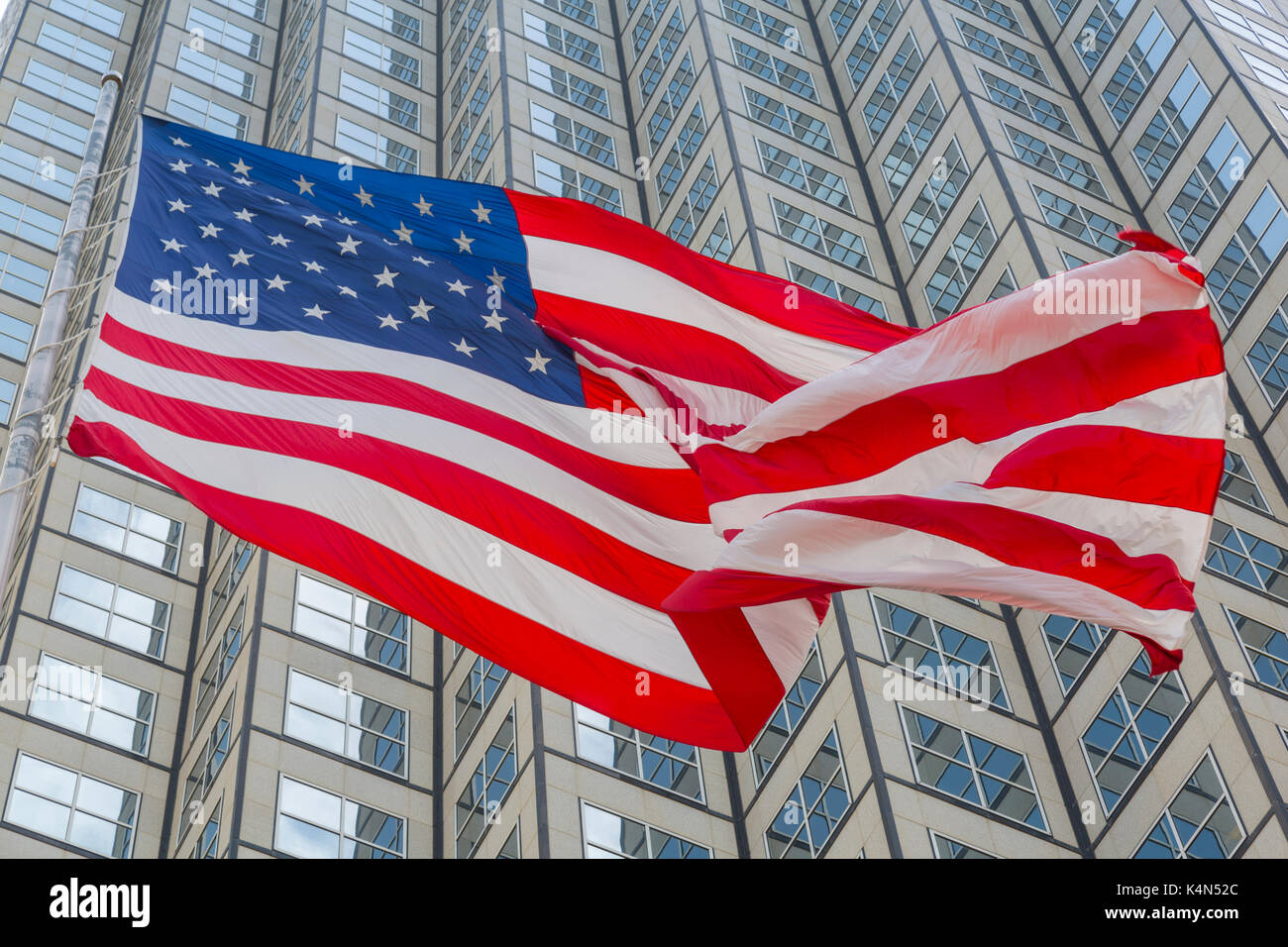 Bandiera americana contro le finestre di costruzione del grattacielo nel centro di Miami, Miami, Florida, Stati Uniti d'America, Nord America Foto Stock