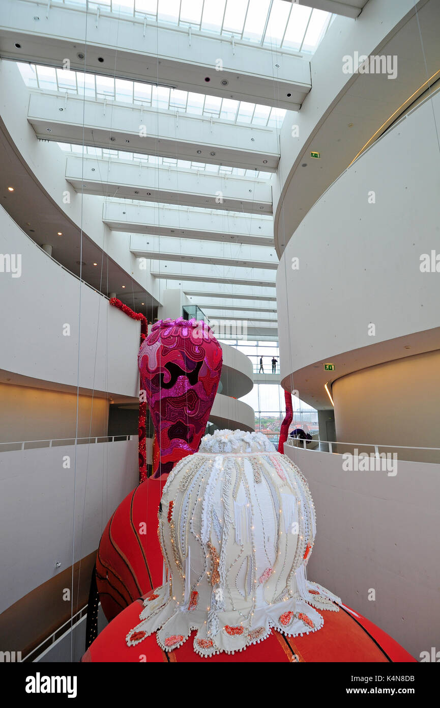 Valkyrie Ran, un 50 metri di installazione tessile creato dall'artista Joana Vasconcelos, sul display all'ARos Kunstmuseum ad Aarhus in Danimarca Foto Stock