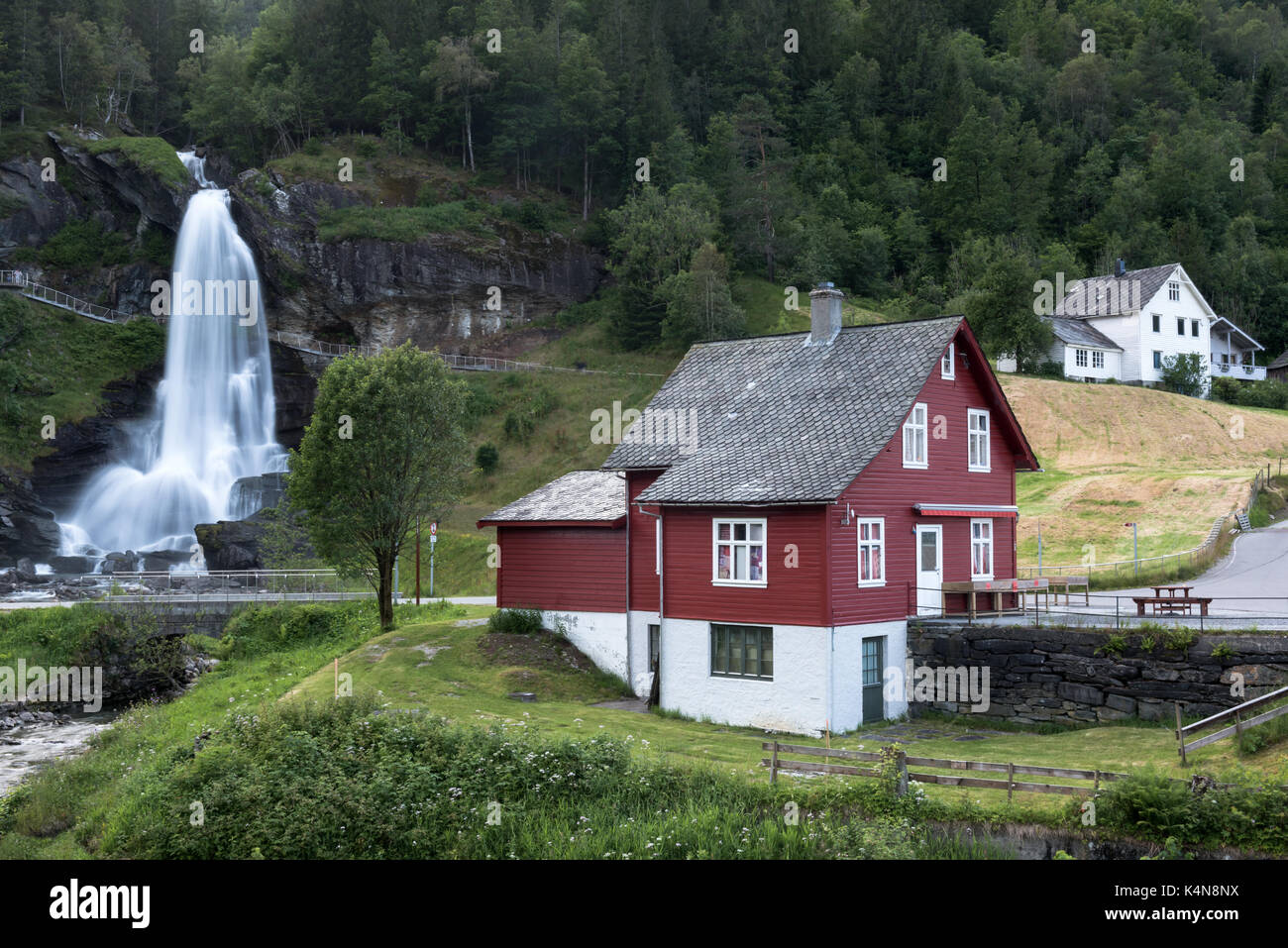 Casa Rossa vicino a cascata steinsdalsfossen Foto Stock