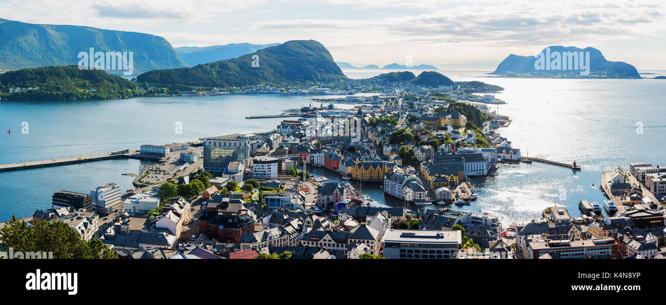 Il pittoresco panorama di alesund città portuale Foto Stock
