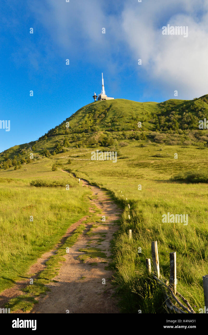 Strada verso la cima del puy de dome in Auvergne, Francia. Auvergne parco nazionale Vulcani delle Hawaii. Foto Stock