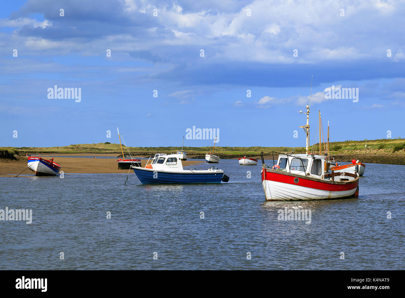 Barche da pesca su ormeggi maremoti sul torrente a Burnham-Overy-Staithe sulla costa di Norfolk, Inghilterra, Regno Unito Foto Stock