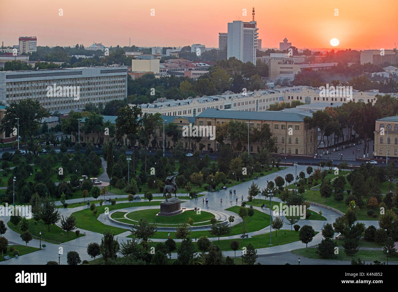 Il tramonto e la veduta aerea Amir Temur Square nel centro della città di Tashkent, la città capitale di Uzbekistan Foto Stock