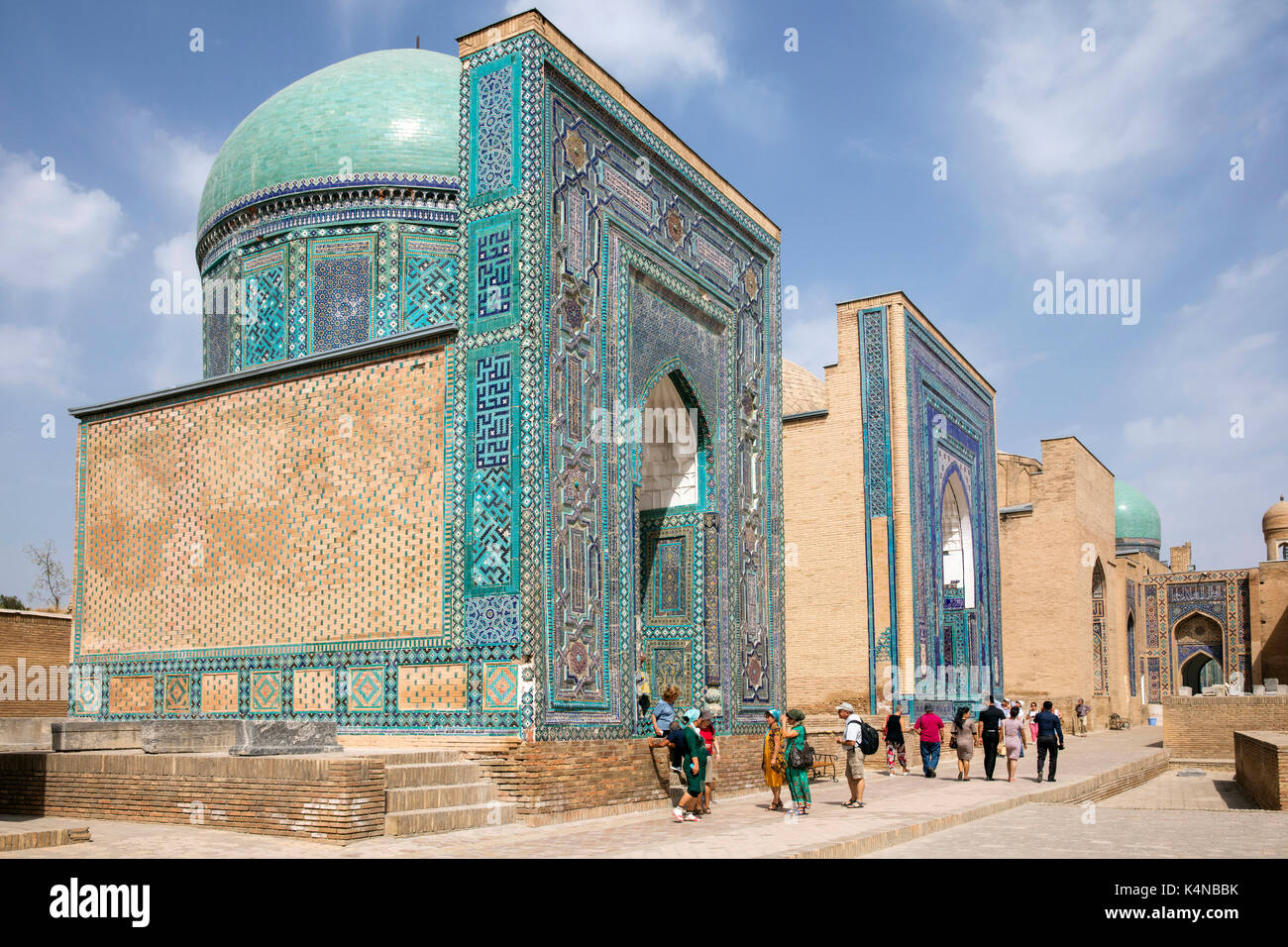 I turisti in visita a Shah-i-Zinda necropoli, nella parte nord-orientale di Samarcanda, Uzbekistan Foto Stock