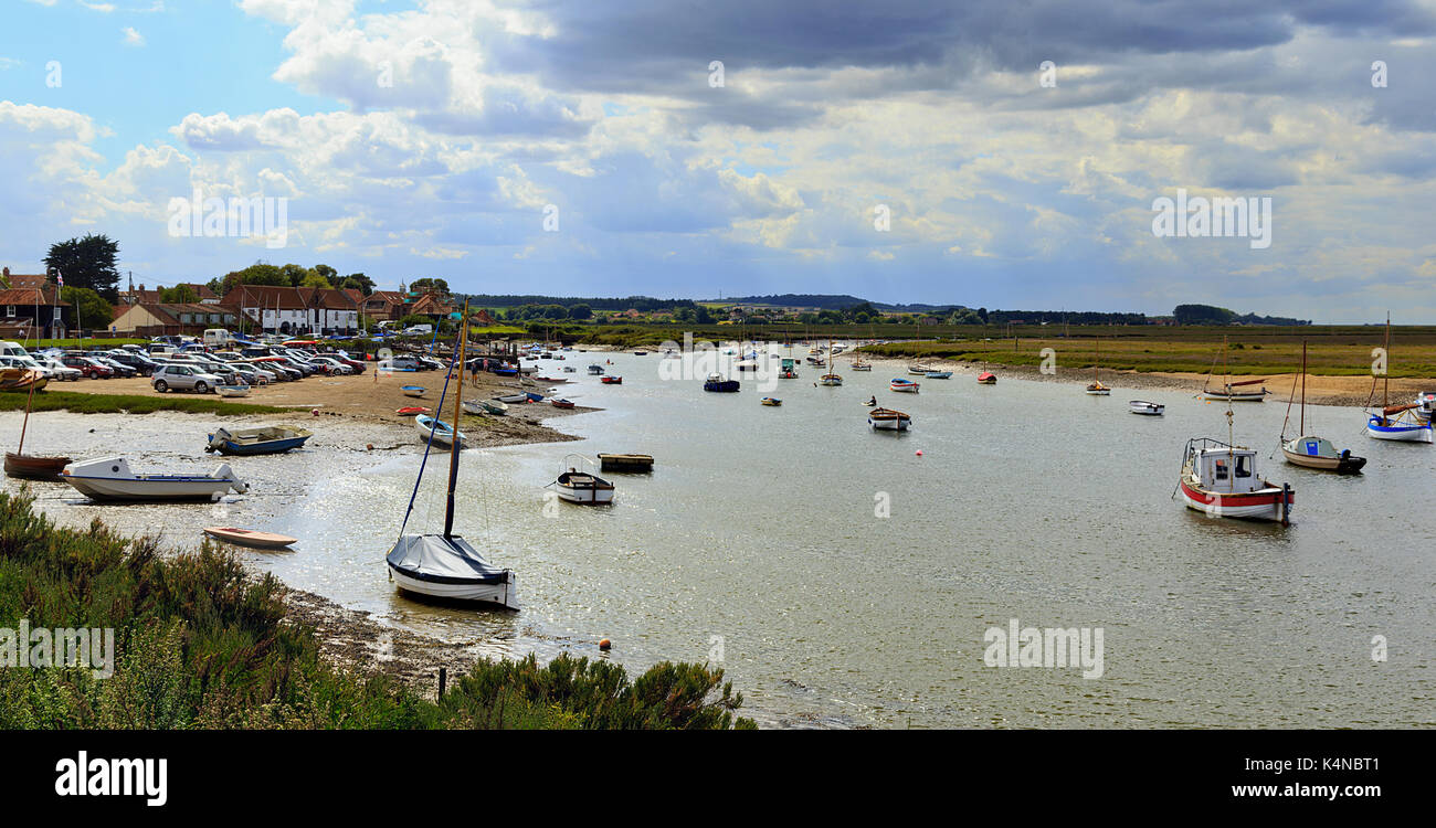 Il fiume di marea a Burnham-Overy-Staithe sulla costa di Norfolk, Inghilterra, Regno Unito Foto Stock