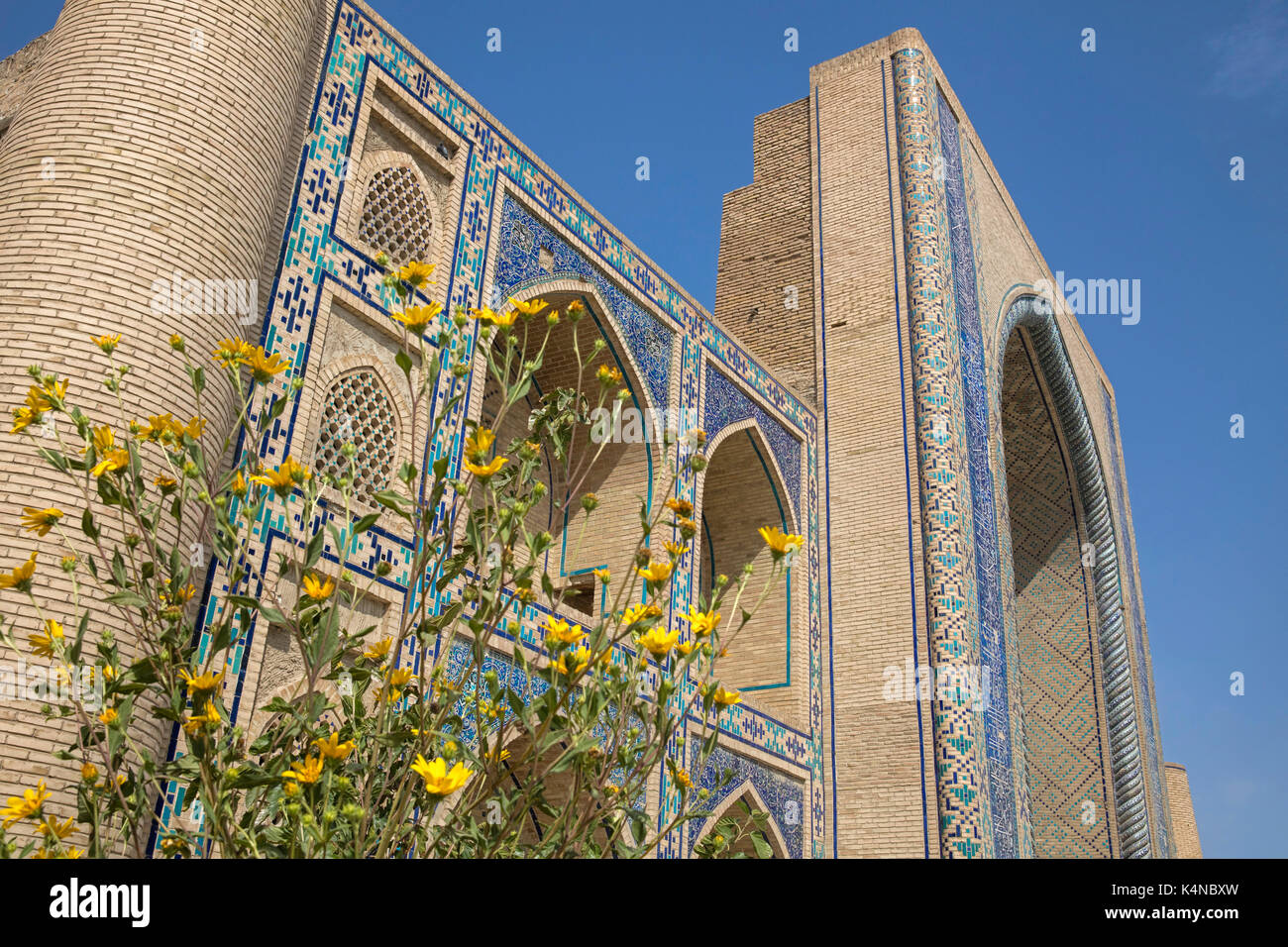 Ulugh Beg madrasa / ulugbek madrasah / ulug beg madrasah con piastrelle blu e mosaici a Bukhara, Uzbekistan Foto Stock