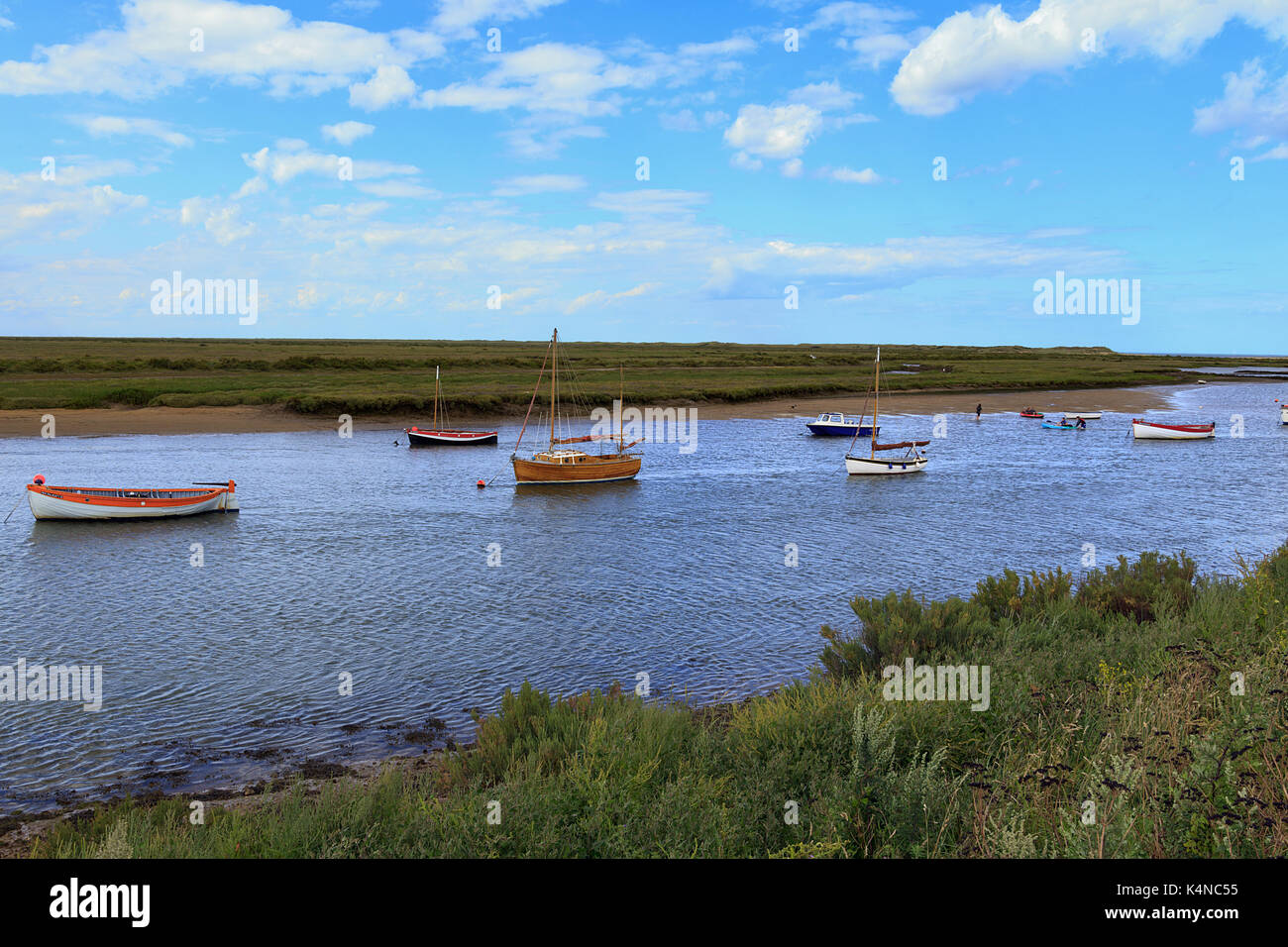 Barche sulle maree ormeggiate sul torrente a Burnham-Overy-Staithe sulla costa di Norfolk, Inghilterra, Regno Unito Foto Stock