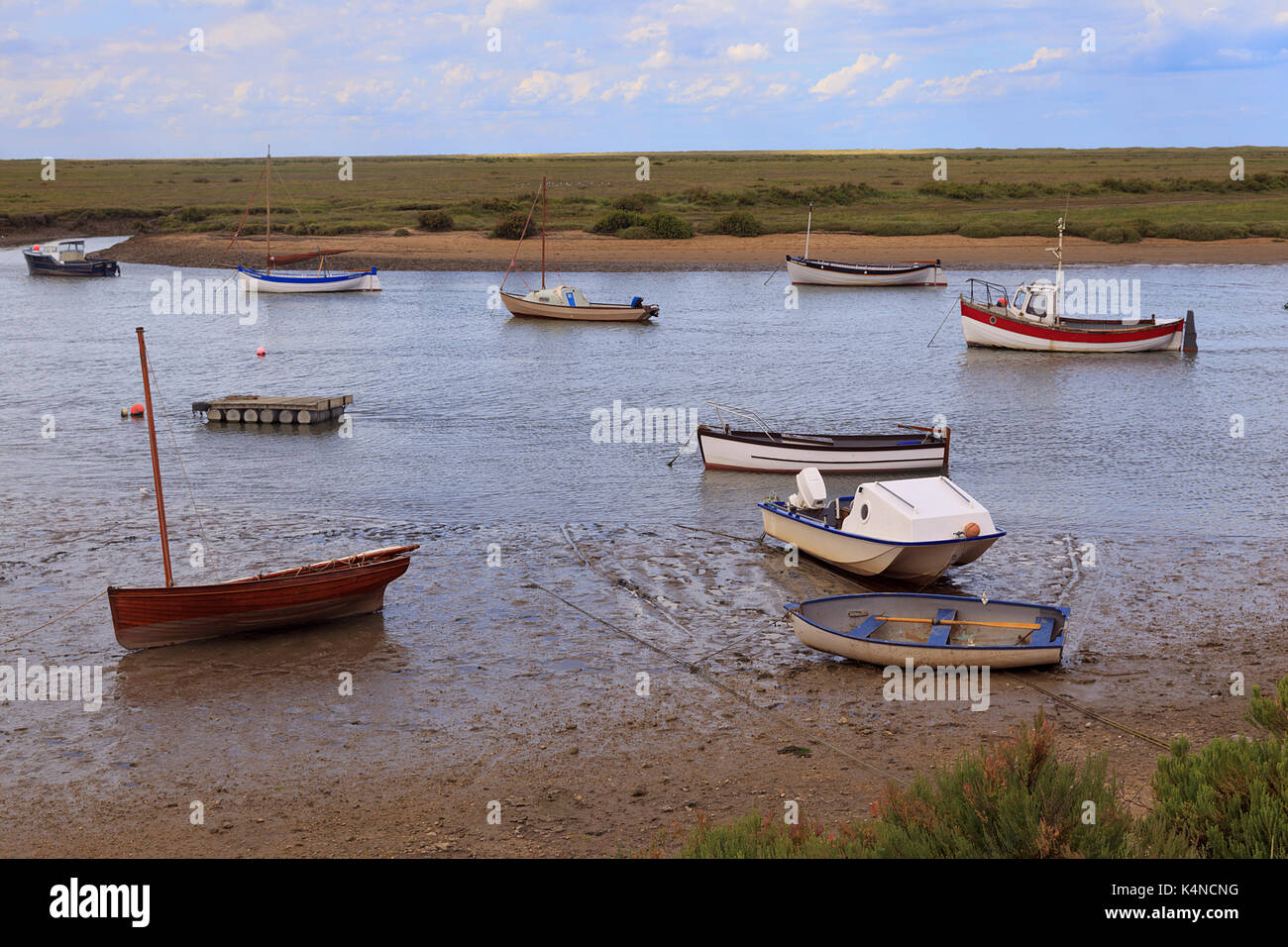 Barche sul Tidal posti barca presso Burnham-Overy-Staithe Norfolk Foto Stock