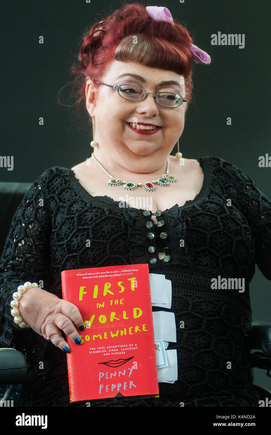 Scrittore e per i diritti dei portatori di handicap attivista pepe penny frequenta un photocall durante l'Edinburgh International book festival il 12 agosto 2017 in edinburg Foto Stock