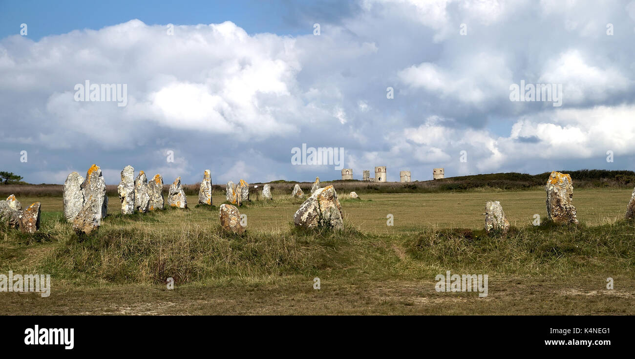 Allineamento di lagatjar megaliti in campo con torre in pietra in background, in camaret-sur-mer (Francia-Bretagna) Foto Stock