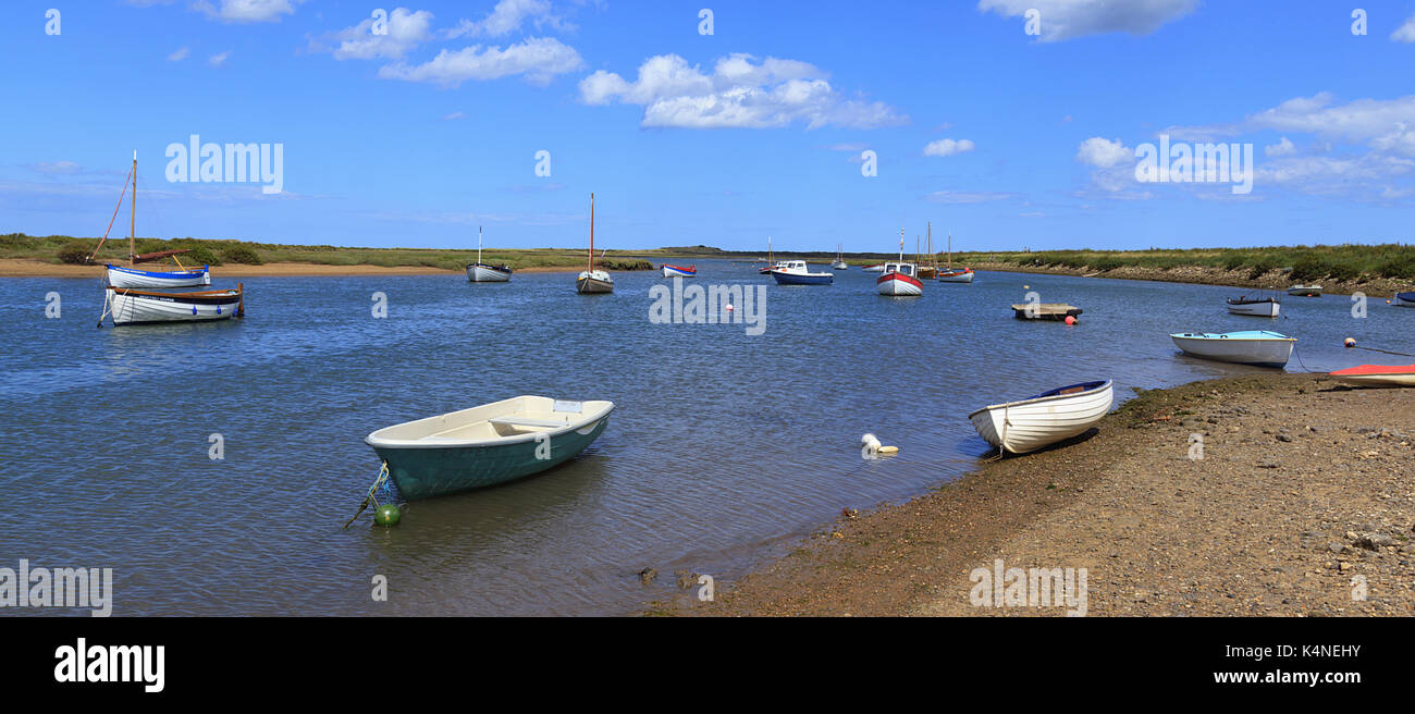 Barche ormeggiate sul torrente a Burnham-Overy-Staithe sulla costa di Norfolk, Inghilterra, Regno Unito Foto Stock
