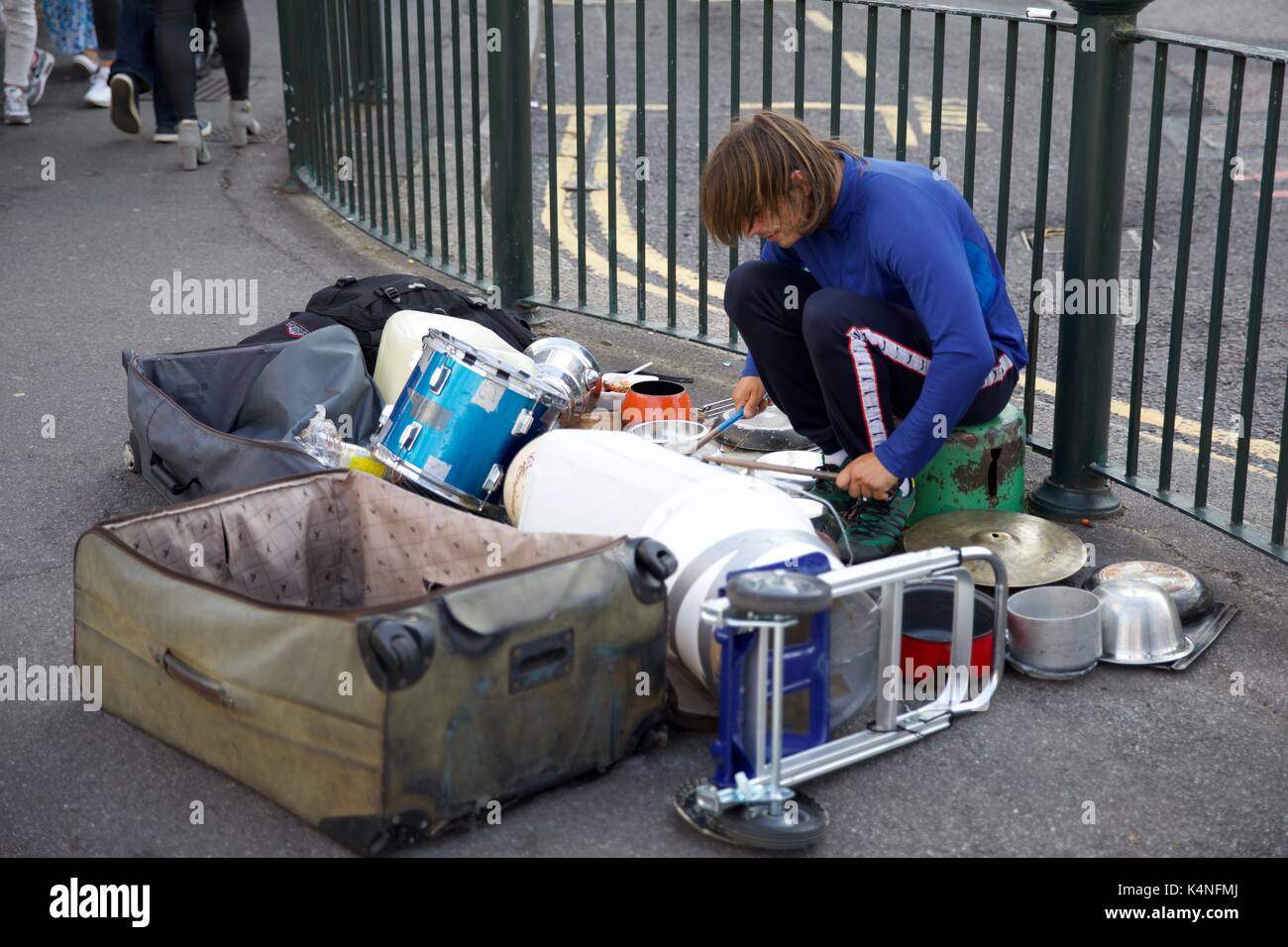 Suonare per strada seduto immagini e fotografie stock ad alta