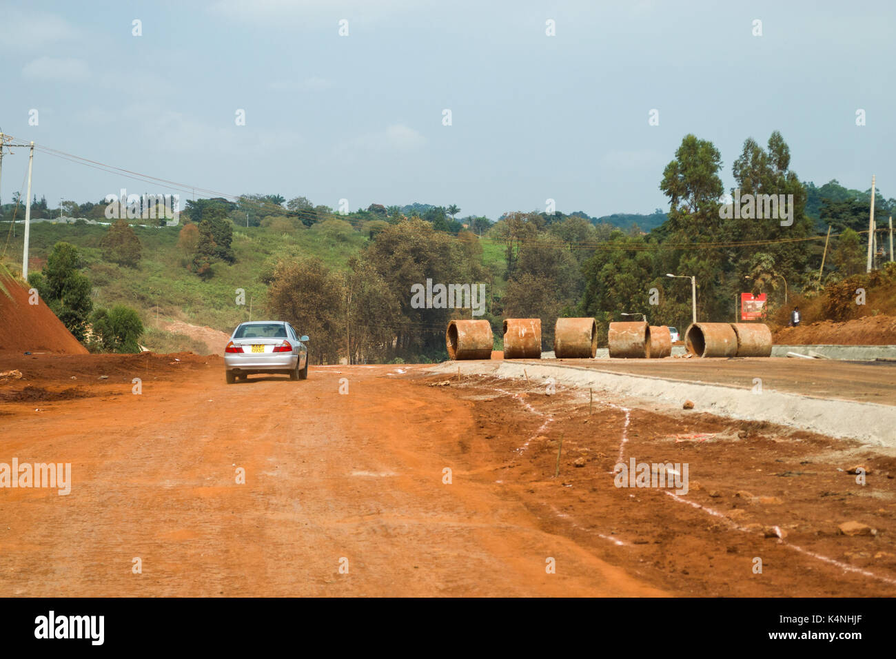 Unità auto sulla strada sterrata a causa della costruzione di nuovi Westlands Redhill Link Road, Nairobi, Kenia Foto Stock