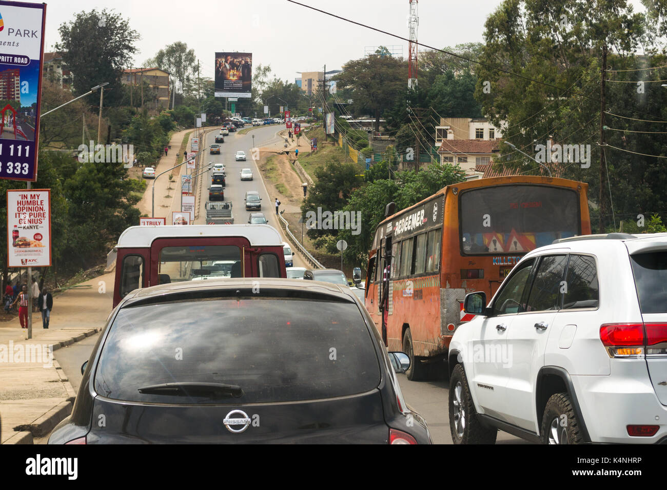Veicolo pesante la congestione del traffico su strada Likoni durante il giorno, Nairobi, Kenia Foto Stock