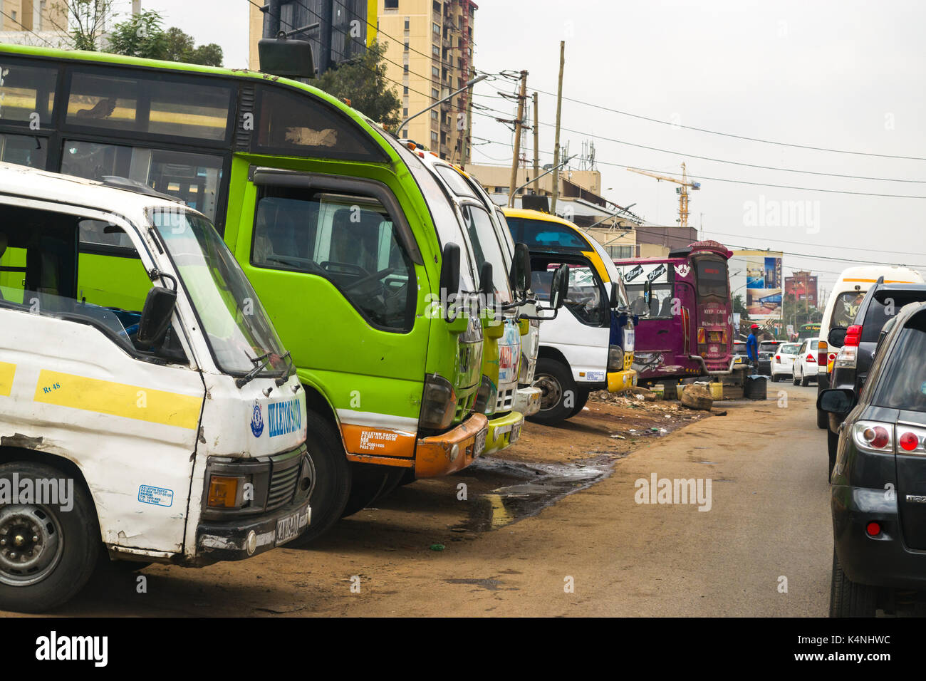 Gli autobus e i matatus sul lato della strada dopo essere stati lavati e puliti, Nairobi, Kenia Foto Stock