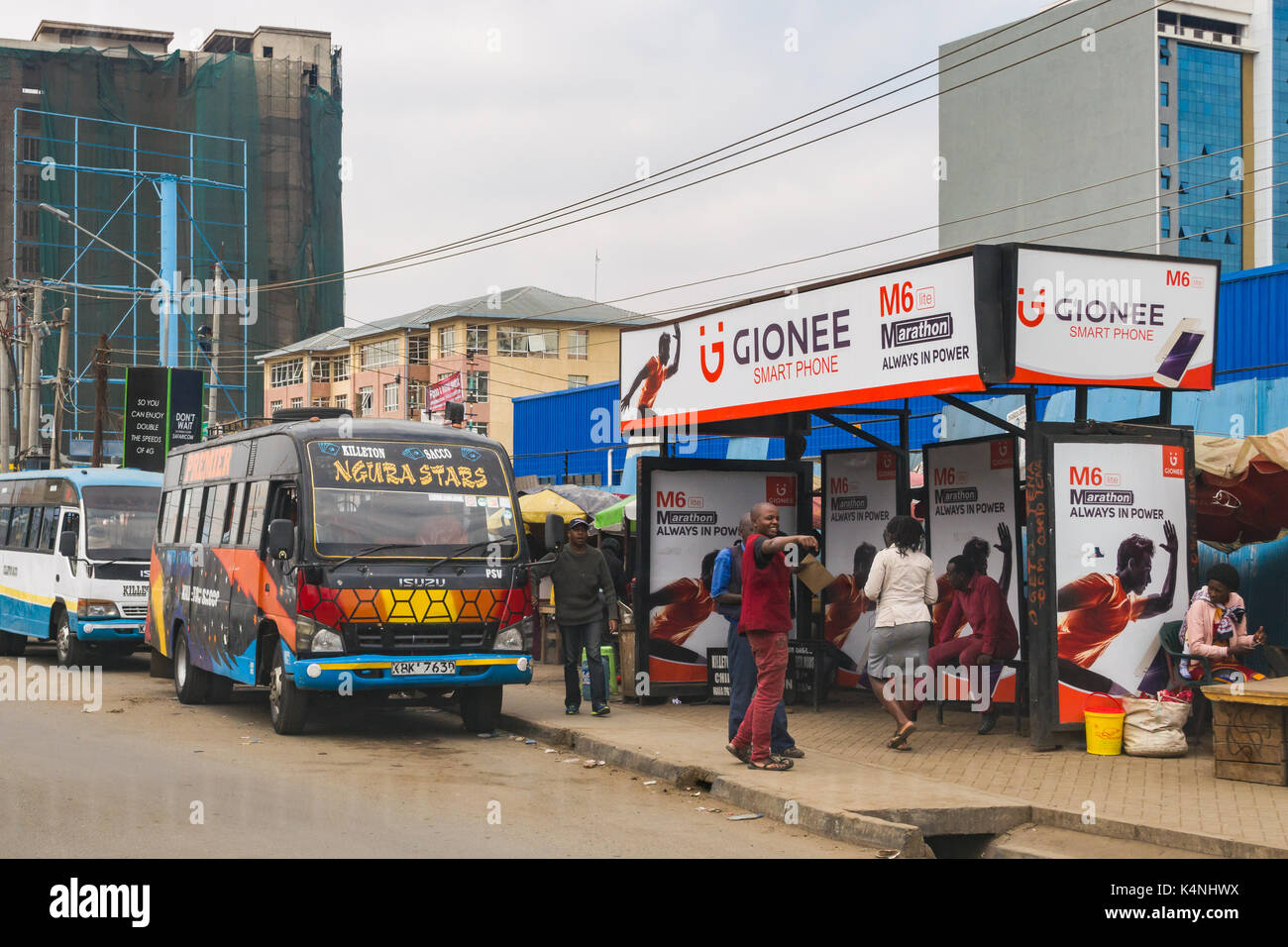 Fermata bus con il bus, bus shelter e passeggeri, Nairobi, Kenia Foto Stock