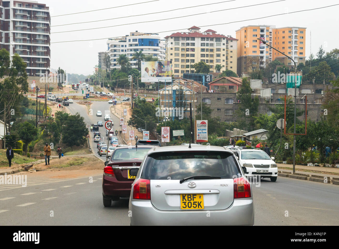 Veicolo pesante la congestione del traffico su strada Likoni durante il giorno, Nairobi, Kenia Foto Stock