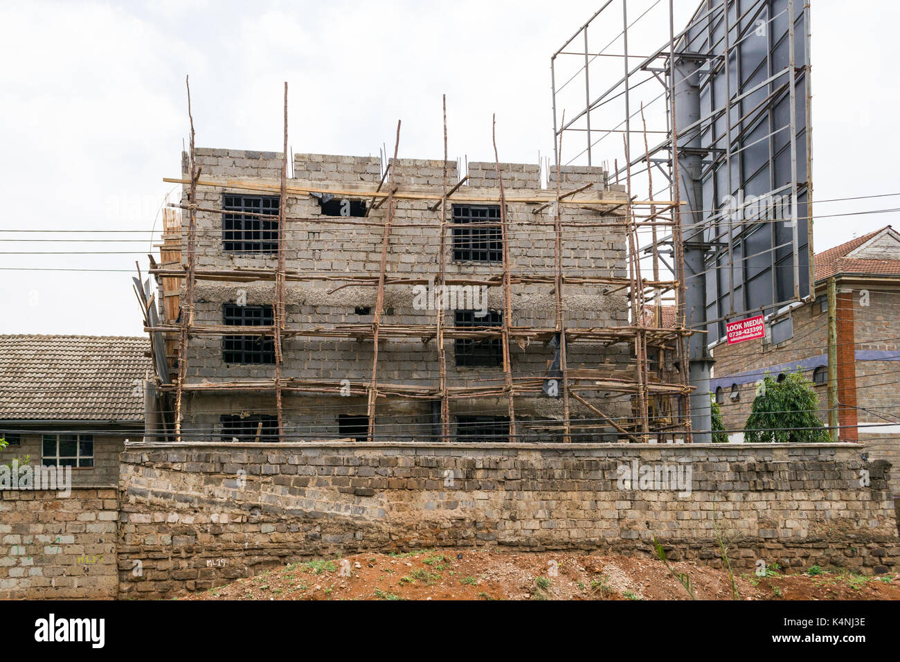 Appartamento piccolo blocco alloggiamento in costruzione con impalcature in legno, Nairobi, Kenia Foto Stock