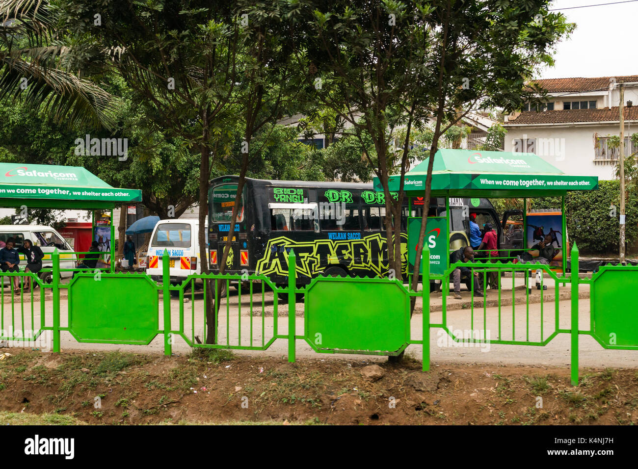 Principale stazione degli autobus con il bus, bus shelter e passeggeri, Waiyaki modo, Nairobi, Kenia Foto Stock