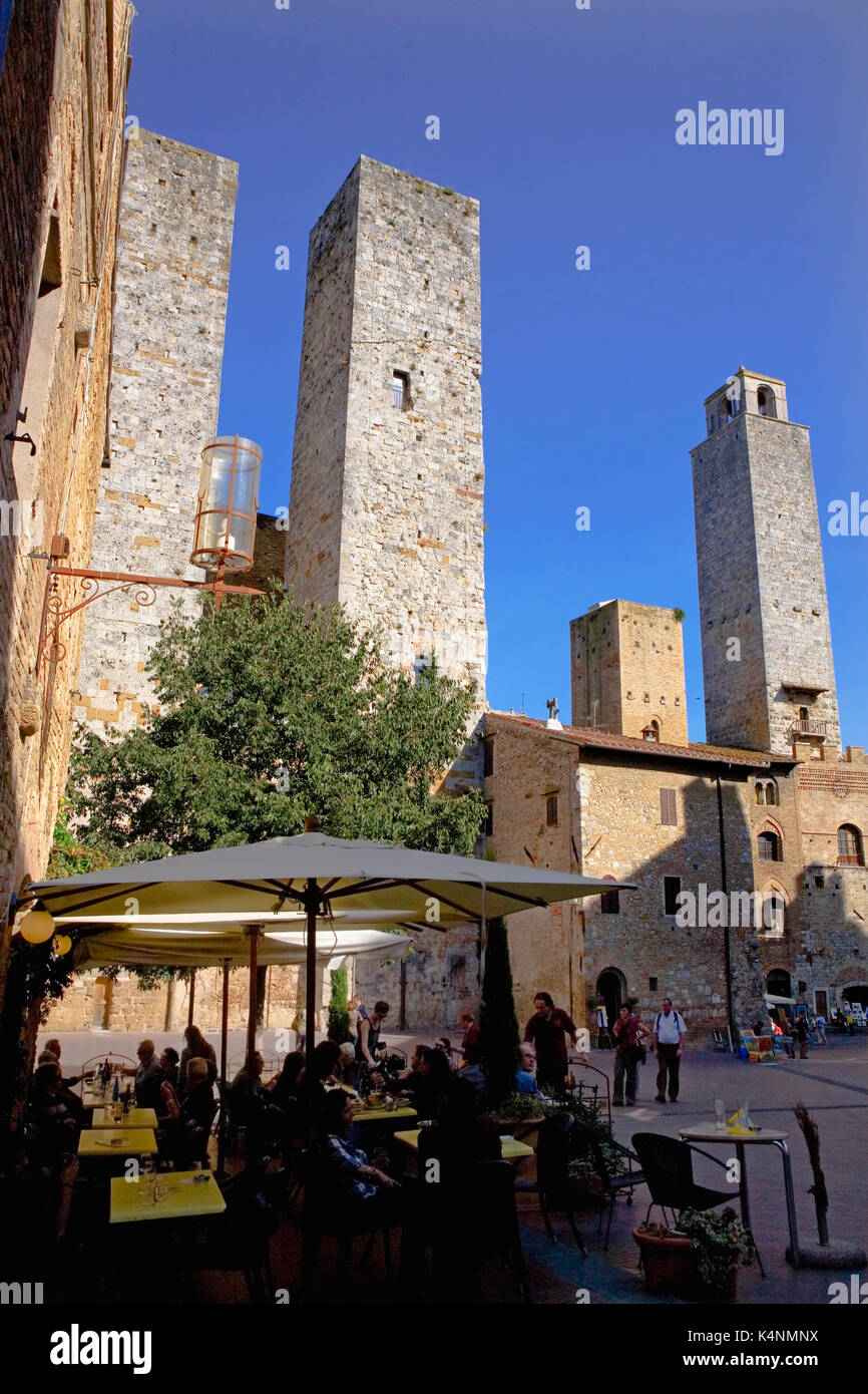 Le torri gemelle Salvucci, la Torre Chigi e la Torre Roggnosa da Piazza dell'Erbe, San Gimignano, Toscana, Italia Foto Stock